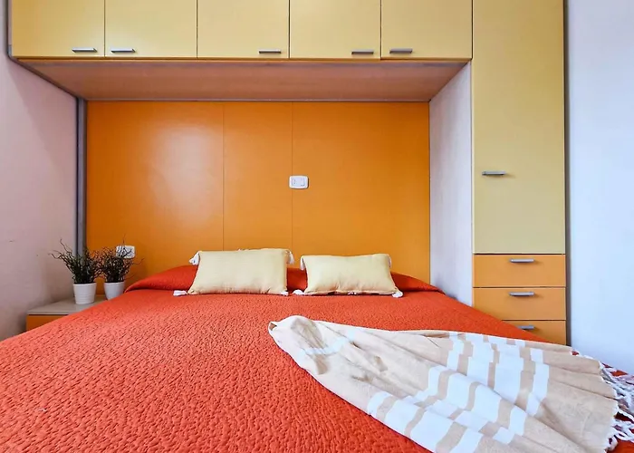 아파트 Colorful Modern Flat Next To The *