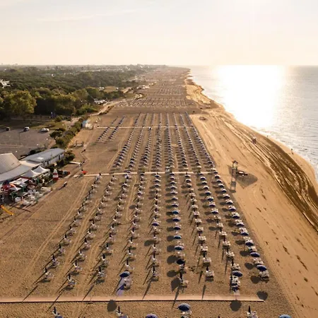 Colorful Modern Flat Next To The - Beahost Μπιμπιόνε