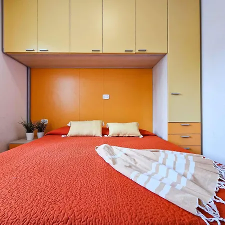 Daire Colorful Modern Flat Next To The *